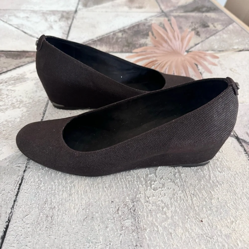 STUART WEITZMAN Black Sojourn Goosebump Textured Wedge Pumps Low Heel Size 8
